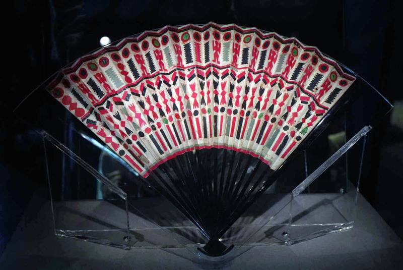 瑞典國家世界文化博物館所典藏的南排灣百年文物借展，歷經4年返鄉路，1日在屏東縣獅子鄉文物陳列館展出。館方表示，重點展品之一的竹製扇子，推測是當時日本人進貢給當地頭目物品。