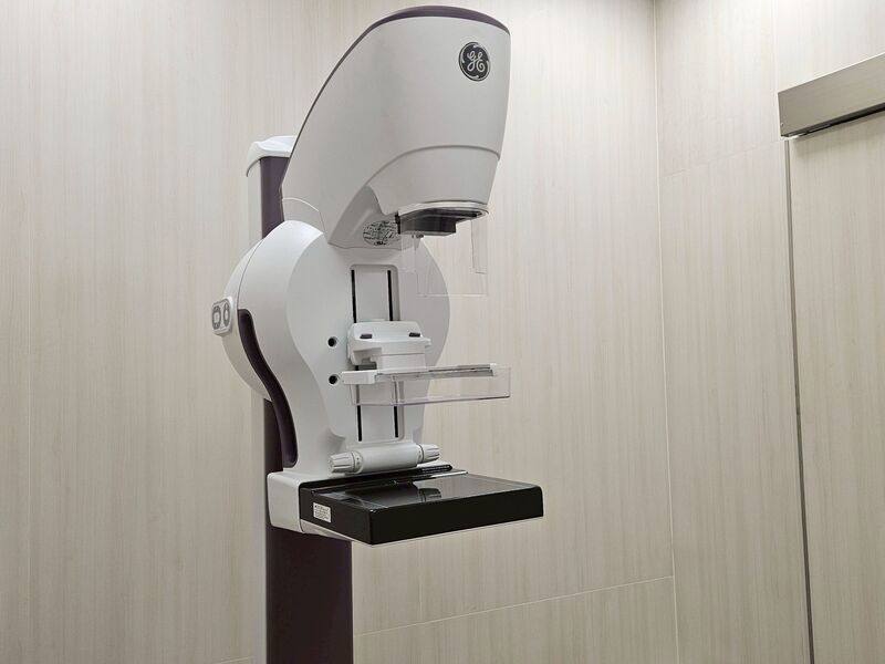 乳房X光攝影引起的不適，若選對時機可減輕疼痛。放射師建議避開月經前1週，因乳房腫脹敏感；最佳檢查時機為月經來潮第5至第7天，乳房較不腫脹，能降低不適。圖為乳房X光攝影儀器。