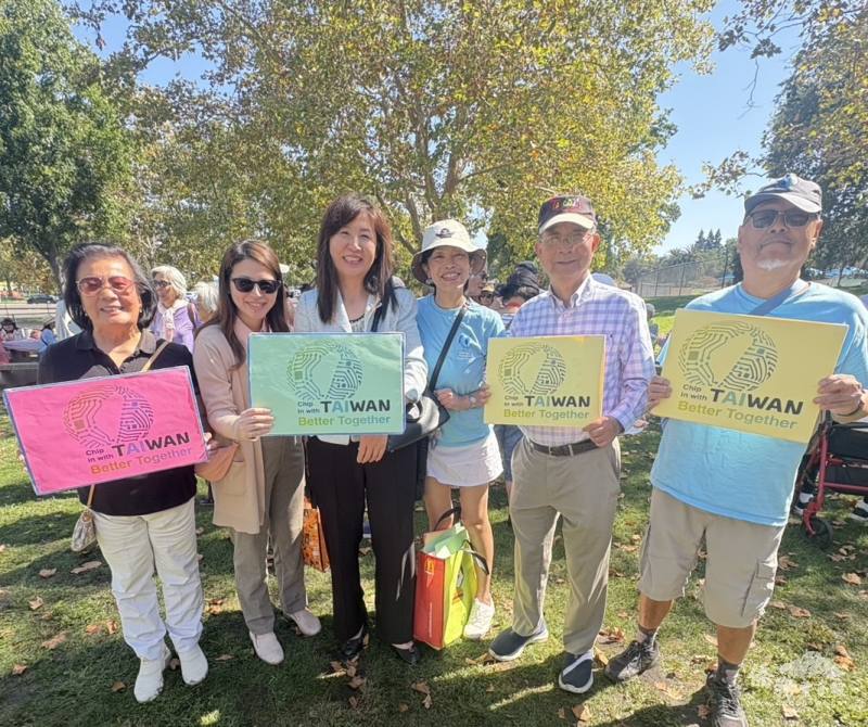 Attendees hold signs expressing solidarity and support for Taiwan's inclusion in the United Nations.