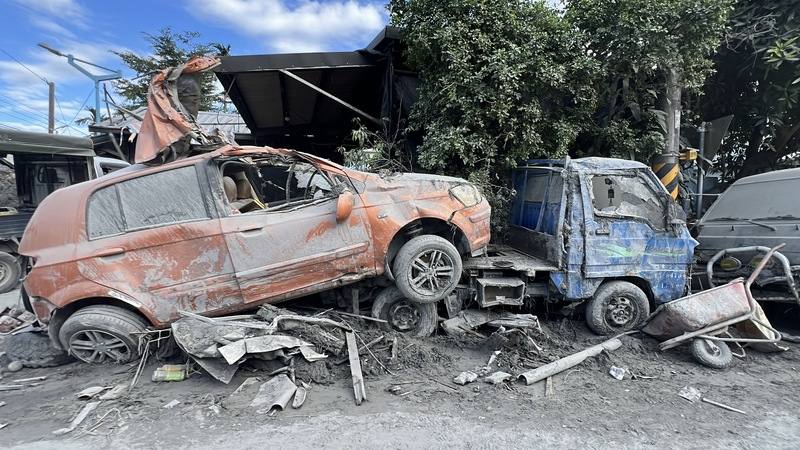 花蓮馬太鞍溪堰塞湖溢流重創光復鄉，30日來到災後第8天，大部分災區仍是滿目瘡痍，路旁許多車輛都因洪災受損嚴重，慘不忍睹。