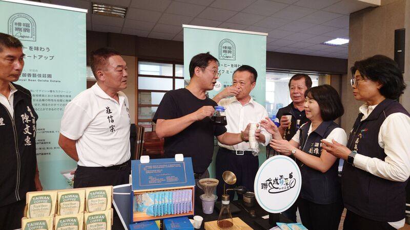 嘉義縣政府1日舉辦「啡嚐嘉義、進軍大阪」行前記者會，縣長翁章梁（右4）品嚐與會的11家咖啡莊園精品咖啡，推薦嘉義的咖啡是台灣最好的咖啡