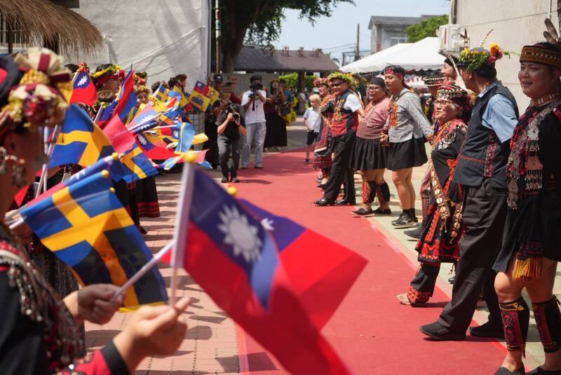 「Ki cacepeliw 從海那邊．歡迎回家–瑞典國家世界文化博物館典藏排灣族百年文物重返獅子鄉特展」1日在獅子鄉文物陳列館熱鬧開展，當地族人與瑞典代表拉手圍舞，氣氛熱絡。