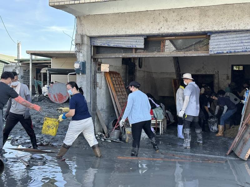 教師節連假湧入花蓮光復大量人潮，花蓮旅館公會統計，每日約800名受災居民與志工入住各旅宿設施，另有救難隊、專業支援團隊等。圖為志工協助家戶清淤