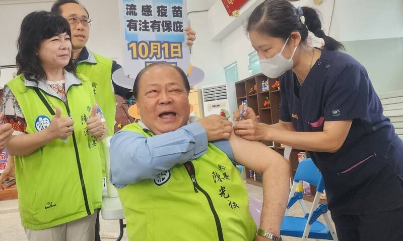 114年公費流感疫苗1日開打，澎湖縣長陳光復（前中）帶頭接種流感及新冠疫苗，並呼籲符合資格的民眾儘速預約施打
