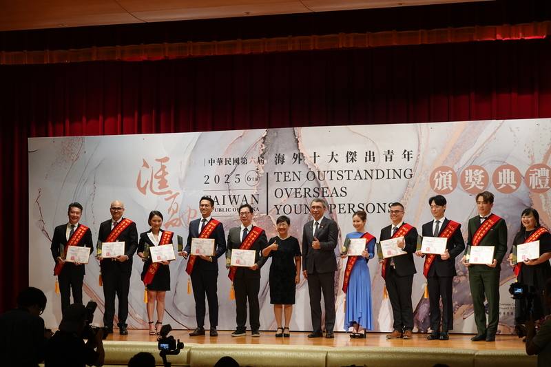 「2025年中華民國第6屆海外十大傑出青年頒獎典禮」1日在圓山大飯店登場，由僑委會委員長徐佳青（左6）親自頒發獎項，海華文教基金會董事長吳明穎（左7）出席致詞