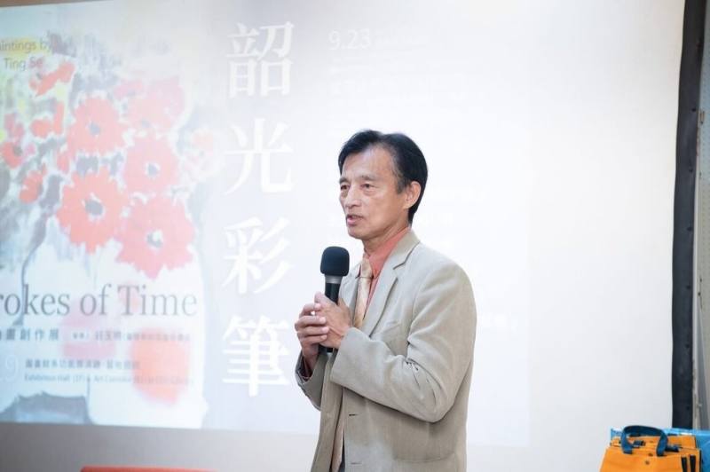 藝術家劉婷瑟自即日起至11月19日在中正大學圖書館舉辦「韶光彩筆」油畫創作展，策展人、台陽美術協會秘書長莊玉明（圖）表示，劉婷瑟作品風格近似印象派，優雅而細膩，融入東方人文底蘊。（劉婷瑟提供）