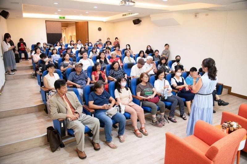 藝術家劉婷瑟（前右立者）在中正大學圖書館推出「韶光彩筆」油畫創作展，展期將持續至11月19日，日前並舉辦座談分享創作經驗。（劉婷瑟提供）