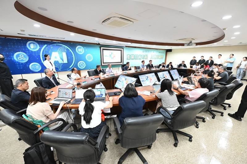 經濟部產業技術司今日舉辦「產業技術布局AI應用躍昇」記者會，產業技術司攜手法人代表與公協會，共同見證計畫啟動，展現跨產業推動AI應用的決心。