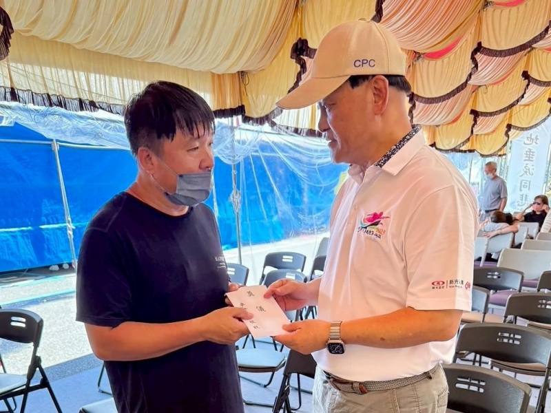 中央災害應變中心前進協調所總協調官行政院季連成政務委員，1日前往災區慰問花蓮馬太鞍溪堰塞湖溢流事件罹難者家屬，代表卓榮泰院長敬致奠儀10萬元予每位罹難者家屬