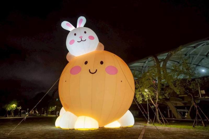 宜蘭縣冬山鄉公所1日起在冬山火車站舉辦「月亮什麼冬冬」活動，展出近11公尺高的Q版月球與玉兔裝置藝術，營造節慶氛圍。（冬山鄉公所提供）