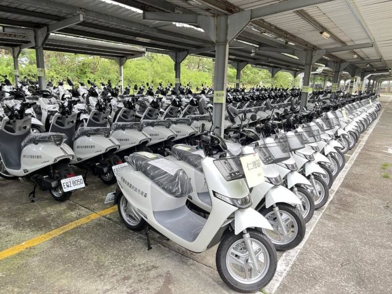 響應綠能行動零排放，台南市政府環保局租賃250輛全新電動機車，1日上線投入市區道路清掃作業。（台南市政府提供）