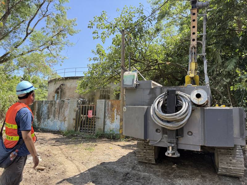 為增加供水量，大馬配水池增鑿水井大馬鑿井機具進場情形