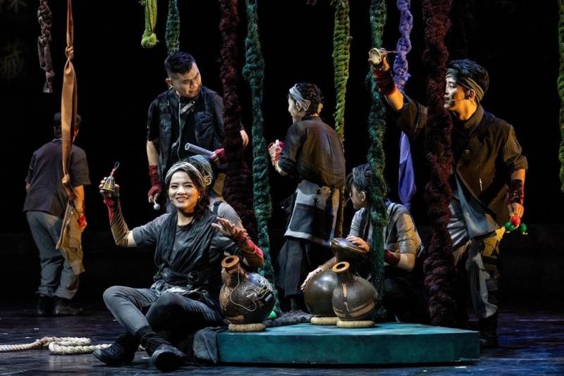 朱宗慶打擊樂團全新改版擊樂劇場作品「泥巴」，以苗栗蘆竹湳在地家族「瓷林」董事長林光清的故事，加上朱團成團40年奮鬥過程為雙敘事軸線，結合擊樂、陶瓷工藝與劇場元素跨界共鳴。（朱宗慶打擊樂團提供）