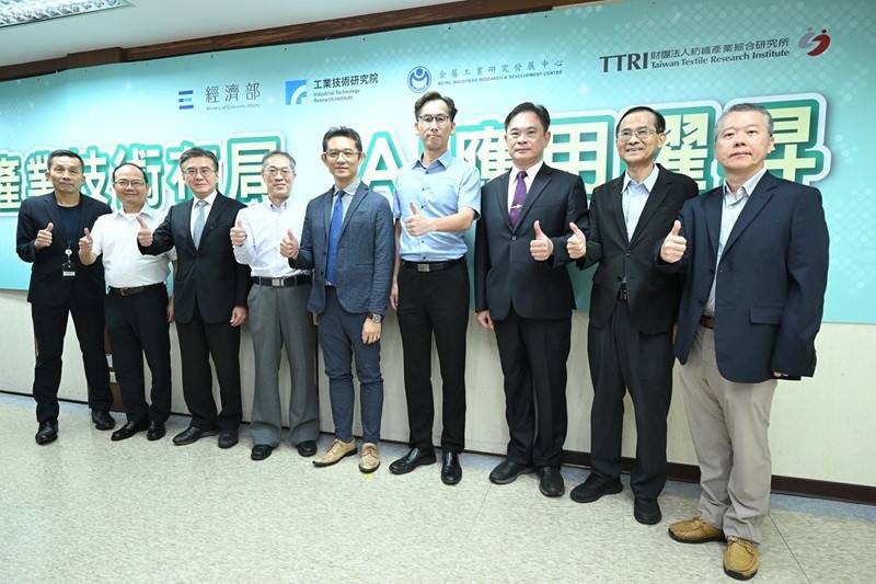 經濟部產業技術司今日舉辦「產業技術布局AI應用躍昇」記者會，宣布啟動「AI應用躍昇計畫」，攜手公協會與法人推動AI應用落地。圖左起為紡織所協理黃博雄、金屬中心執行長賴永祥、臺灣機械同業公會副理事長王堅倉、中華民國全國工業總會副秘書長陳鴻文、產業技術司司長郭肇中、臺灣手工具工業同業公會常務理事陳泰宏、臺灣工具機暨零組件工業同業公會常務監事林松益、臺灣區絲織工業同業公會秘書長葉乙昌、工研院副總暨資通所所長丁邦安。