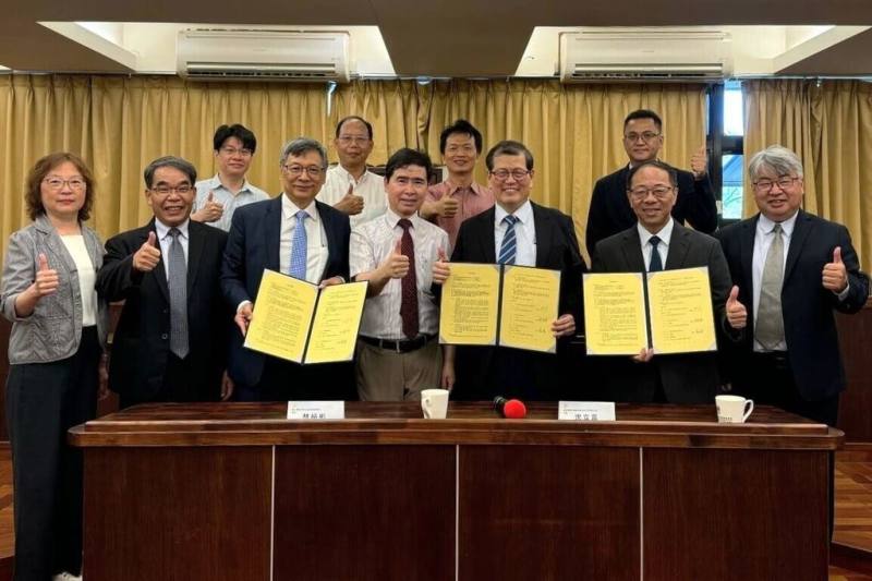 黑松1日宣布與台大食生中心、順天堂藥廠共同簽署「食養方產品開發」合作備忘錄，將跨領域開發符合市場需求的食養方飲食產品，前排左3為黑松董事長張斌堂。（黑松提供）