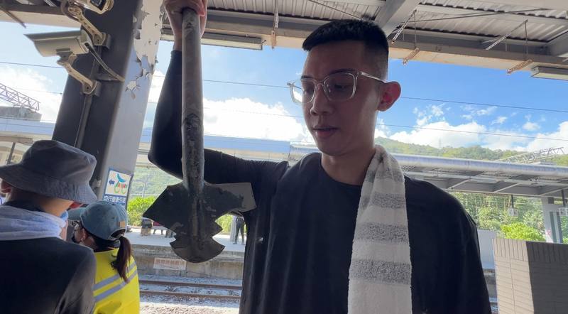 近日不少「鏟子超人」挺進花蓮縣光復鄉災區協助災民整頓家園，已在災區3天的男大生（圖）1日拿著幾乎剩木柄的鏟子表示，「它已盡力了，要回家了」。