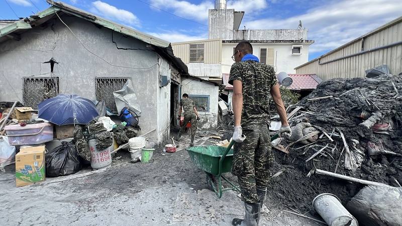 花蓮縣馬太鞍溪堰塞湖溢流重創光復鄉，災後第8天洪水雖已退，但光復地區仍然滿目瘡痍，軍方30日再增加兵力馳援，協助災民加速災後復原作業。