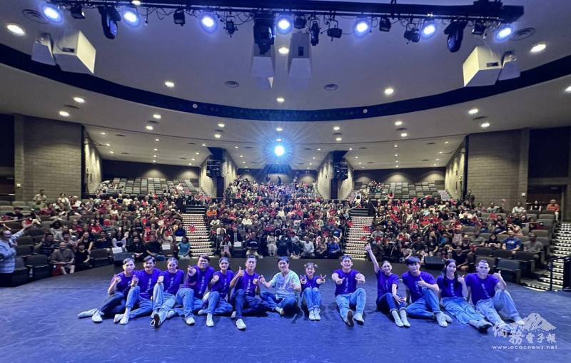 特技團與現場觀眾在國旗飄揚下合影