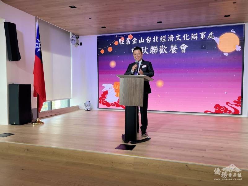 僑務委員張正邦以「喜悅的日子」歡迎伍志翔