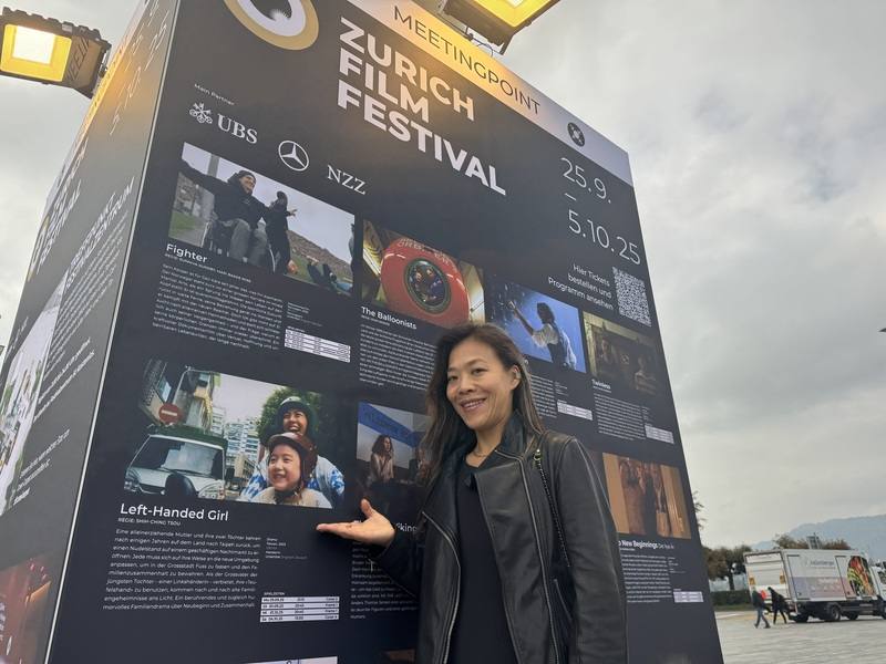 蘇黎世的市中心各大地點都可見到台灣電影的海報與簡介，歌劇院廣場上與左撇子女孩簡介合影。