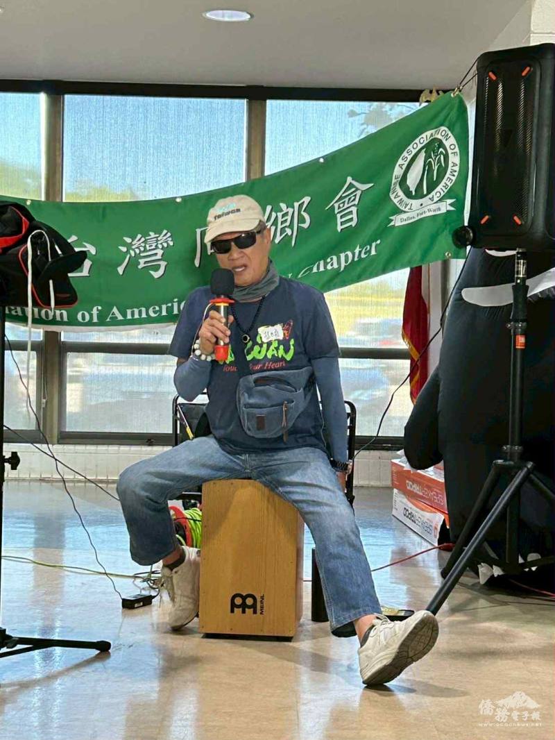 鄉親楊進龍詮釋臺語歌曲，唱作俱佳，搏得滿堂喝采