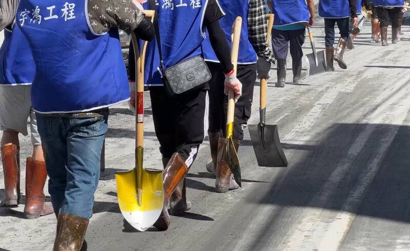 花蓮馬太鞍溪堰塞湖溢流重創光復鄉，大批「鏟子超人」近日接連湧入災區救災，以雙手一鏟一鏟協助將民宅內、重機具無法抵達處的淤泥鏟出，為民眾家園重整盡一份心力。