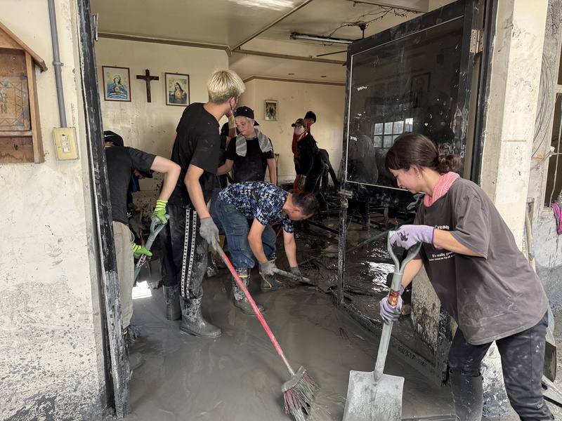 疾管署表示，對於花蓮馬太鞍溪堰塞湖洪災地區，公費流感疫苗擴大提供所有居民、志工「鏟子超人」及救災人員接種。