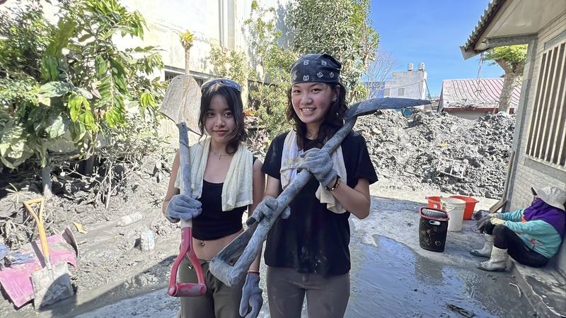 大批「鏟子超人」連日來持續挺進花蓮縣光復鄉災區協助災民整頓家園，扛起鐵鍬到場馳援的女大生1日受訪表示，「課可以補，但救災只有一次」。