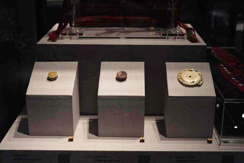 「Ki cacepeliw從海那邊．歡迎回家–瑞典國家世界文化博物館典藏排灣族百年文物重返獅子鄉特展」1日在屏東縣獅子鄉文物陳列館登場，重點展品包含現代排灣族較少見的大耳飾，以貝類或木頭鑲漆製成。