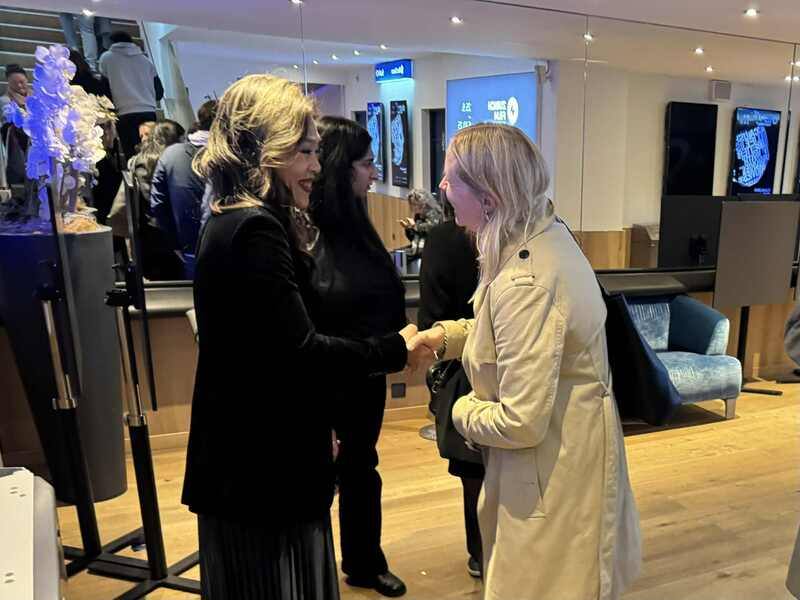 現場觀眾相當國際化，除台灣僑民之外，瑞士本地觀眾與國際觀眾占多數，台灣導演鄒時擎（左），映後觀眾熱情回應。電影中台灣的市井人物與故事創造更多認識台灣的可能。