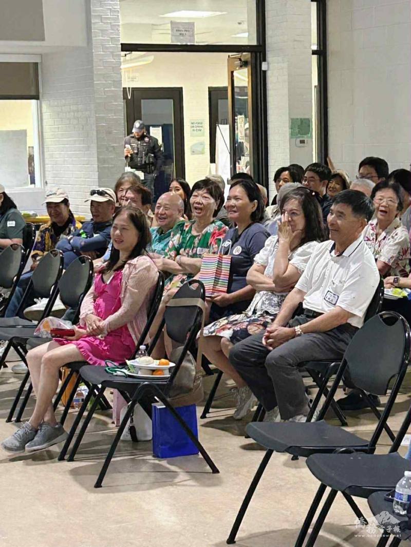 精彩的表演節目逗得觀眾開懷大笑