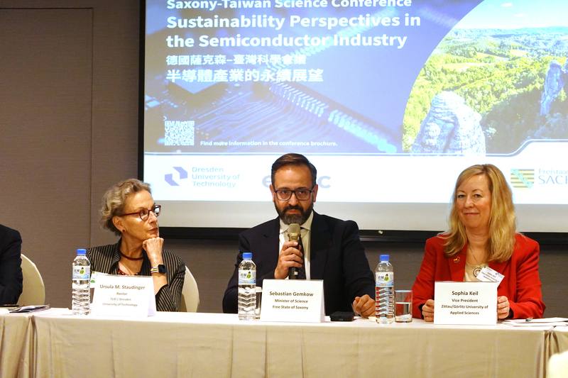 德國薩克森自由邦駐台科技辦事處30日在台北首次舉行「德國薩克森–台灣科學會議：半導體產業的永續展望」，薩克森邦科學部長根可夫（Sebastian Gemkow，中）舉行記者會。