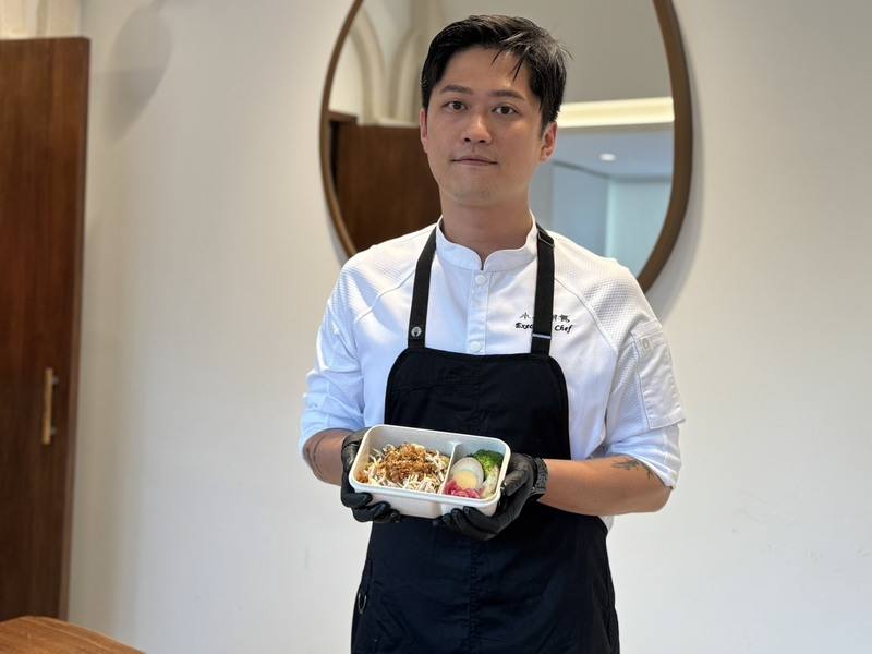 中華航空1日宣布攜手米其林綠星餐廳「小小樹食」推出蔬食飛機餐，即日起桃園出發長程航線的西式早餐，以及桃園出發全航線的西式蛋奶素特別餐都可享用聯名餐點，小小樹食行政主廚徐兆麟（圖）在記者會示範餐點製作過程。