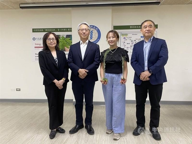 Academia Sinica President James Liao (second left), Researcher Lu Kuan-jen (second right) of the institute’s Agricultural Biotechnology Research Center and team members present their research findings at an event in Taipei on Sept. 16. CNA photo