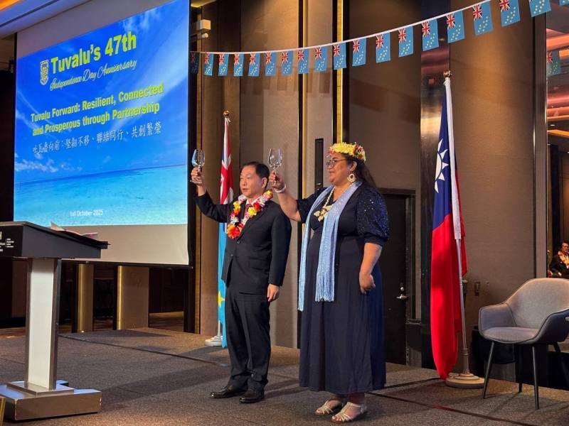 外交部常務次長葛葆萱（左一）與吐瓦魯國駐台大使法莉莉（Lily Tangisia Faavae，右一）共同祝酒