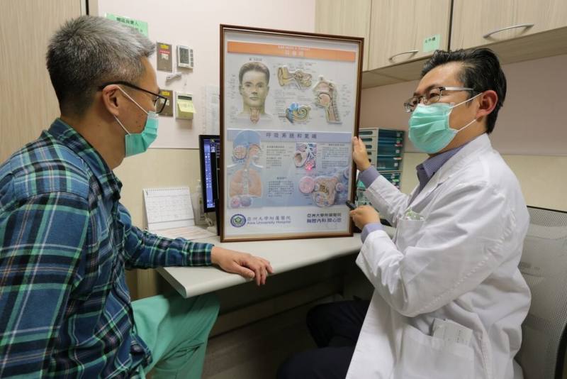 全台各地志工前往花蓮支援災後重建，其中「鏟子超人」工作時，常因悶熱而沒有戴口罩。亞大醫院胸腔暨重症醫學副院長黃建文（右）提醒，在滿是塵土與碎屑的環境中工作，長期累積恐引起呼吸道疾病，建議戴上口罩。（亞大醫院提供）