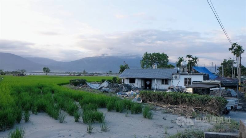 花蓮馬太鞍溪堰塞湖溢流，淤泥隨水流沖入當地居民房屋與農田，造成光復鄉一帶重創。（中央社檔案照片）
