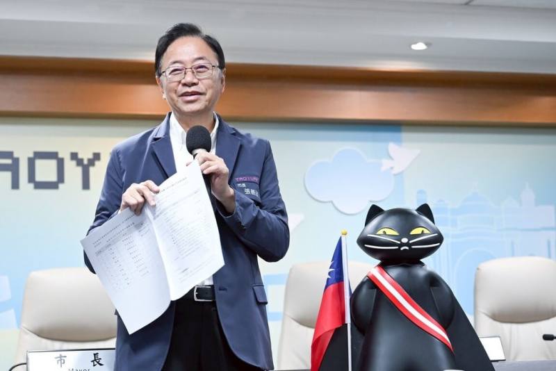 桃園市長張善政（圖）1日主持市政會議前表示，桃園市雙十國慶升旗典禮10日將在風禾公園舉行，原駐守航空城博物館的70隻「黑貓中隊」將組升旗小隊參與。（桃園市政府提供）