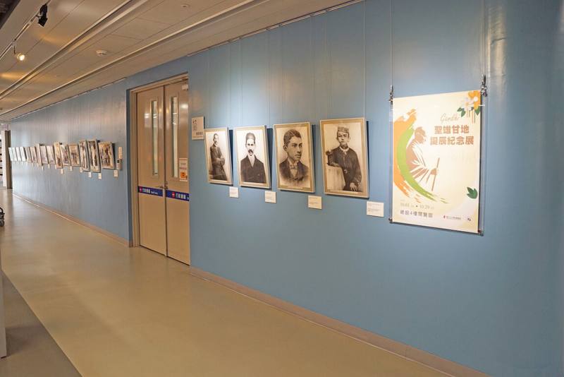 「探索聖雄甘地的傳奇」攝影展1日到29日在台中國立公共資訊圖書館舉行，精選數十幅珍貴照片，從甘地童年時期、領導獨立運動到生命最後一刻。（印度台北協會提供）