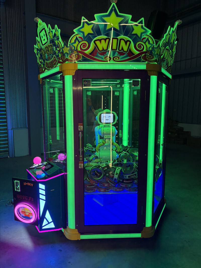 2025台灣設計展在彰化，10日將登場。位於田中鎮的彰化國際展覽中心會場將有在地產業製造的新型機器人夾娃娃機，民眾完成任務即可獲得代幣來體驗，保夾兌換彰化生產小禮物（彰化縣政府經濟暨綠能發展處提供）