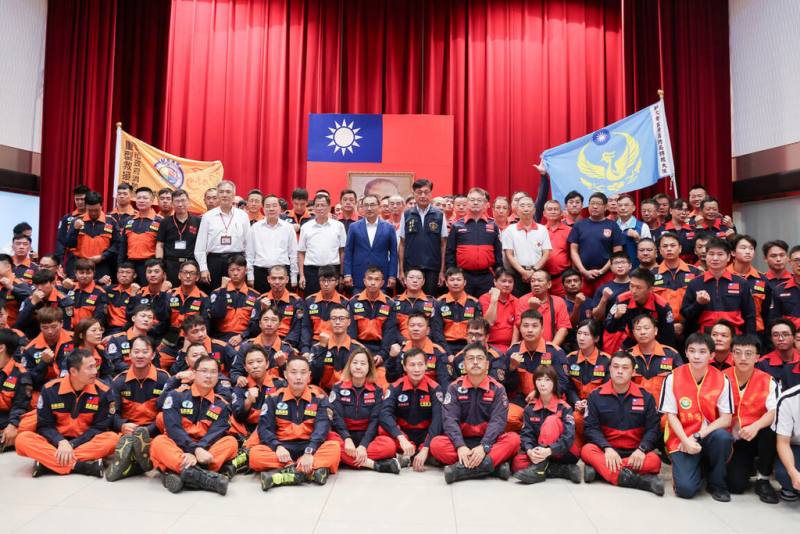 新北市長侯友宜（4排立者左7）為感謝消防特搜大隊與民間救難團隊協助馳援花蓮光復鄉救災，1日中午到消防局慰勉特搜隊員。（新北市新聞局提供）