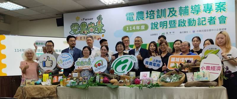 農業部2日舉行「電農培訓及輔導專案」開跑記者會，將在北中南東地區舉辦14場課程，培訓至少300名電農學員，課程特別加入AI工具應用