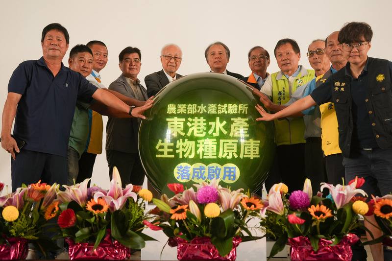 為強化台灣蝦類養殖產業種原保存與生物安全管理，農業部水產試驗所打造水產方舟「東港蝦藻類種原庫」，2日正式啟用