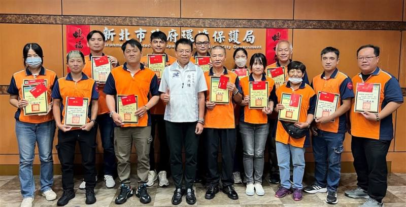新北環保局設氣候變遷中心及職安科，圖為新北市府環保局長表揚績優清潔隊員