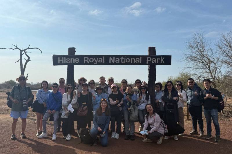我國駐史瓦帝尼王國代表梁洪昇大使（後排左六）陪同觀光踩線團參訪史瓦帝尼王國Hlane王家國家公園