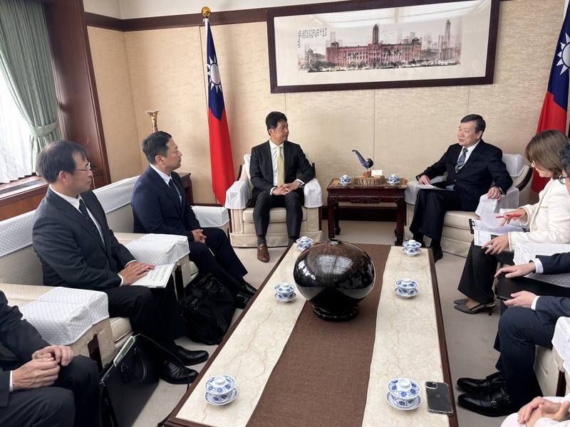 日本茨城縣知事大井川和彥（左3）2日率領副知事岩下泰善和縣府人員訪問駐日代表處。大井川特別提到，這次花蓮風災中發揮重大力量的「鏟子超人」令他深受感動，展現了民間志願者在救援與復原過程中的重要力量，成為極具參考價值的學習經驗