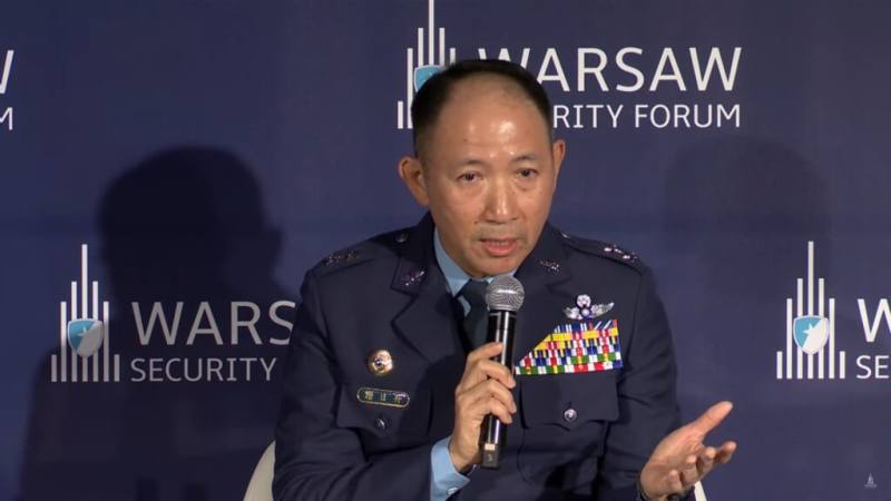 國防部情次室次長謝日升中受邀出席華沙安全論壇，並穿著軍服與會。（圖取自華沙安全論壇YouTube頻道youtube.com）