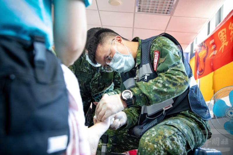 第二作戰區衛勤人員實施簡易消毒。（軍聞社記者尤昱翔攝）