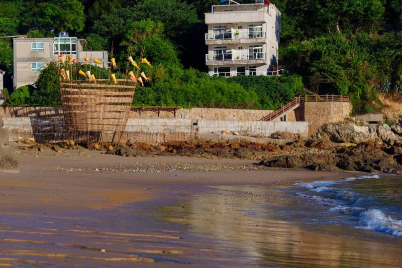 長年深耕竹構建築的建築師甘銘源呼應第3屆馬祖國際藝術島主題，在南竿鄉仁愛村鐵板澳口打造大型竹編作品「拍楸–簍光．竹影」，以當代藝術語彙轉譯馬祖傳統漁法，邀請觀眾走入島嶼共同記憶。（連江縣政府提供）