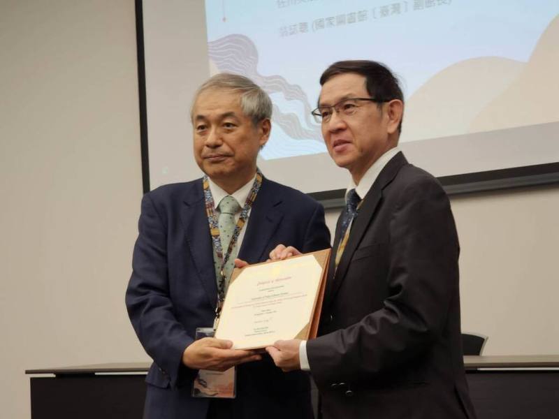 「台日漢學與台灣研究回顧與展望」學術研討會9月30日在日本東京登場，為期2天，集合台日兩地專家學者深度交流，國家圖書館副館長翁誌聰（右）致贈感謝狀給東京大學附屬圖書館，由館長坂井修一（左）接受。（國家圖書館提供）